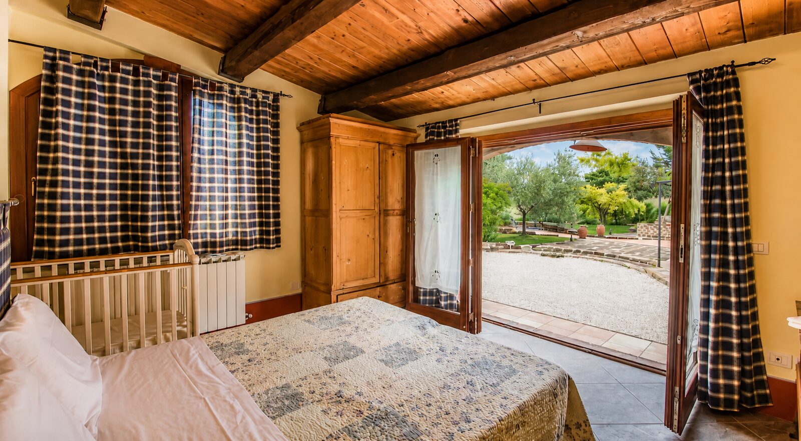 Bedroom with garden view